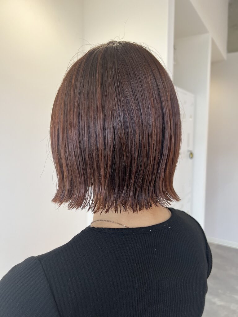 オレンジカラーの切りっぱなしボブ